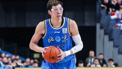 kaiyun-北京送四川24连败！周琦4中4砍11+7 麦基首秀12+6+3连秀单臂暴扣