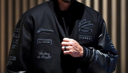 开云-库里官宣已与李宁签下10年代言合同，双方合作不局限球鞋和篮球装备|斯蒂芬·库里|李宁（LI-NING）|金州勇士队|运动时尚|高尔夫_新浪体育_新浪新闻